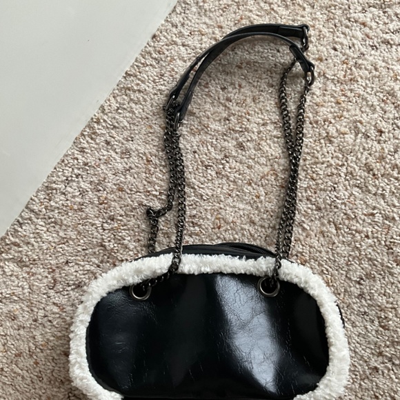 Crinkled faux leather crossbody chain strap fur accent - Picture 4 of 6